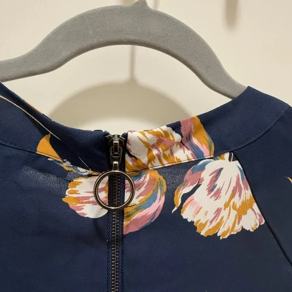 Daniel Rainn. Blue Floral, Zip Back Top. Size Petite Medium. - Picture 9 of 9
